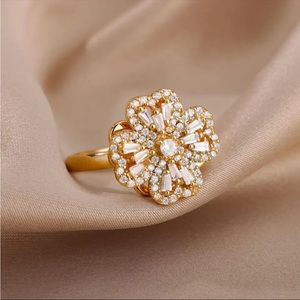 Rotating Four Clover Wedding Rings for Women